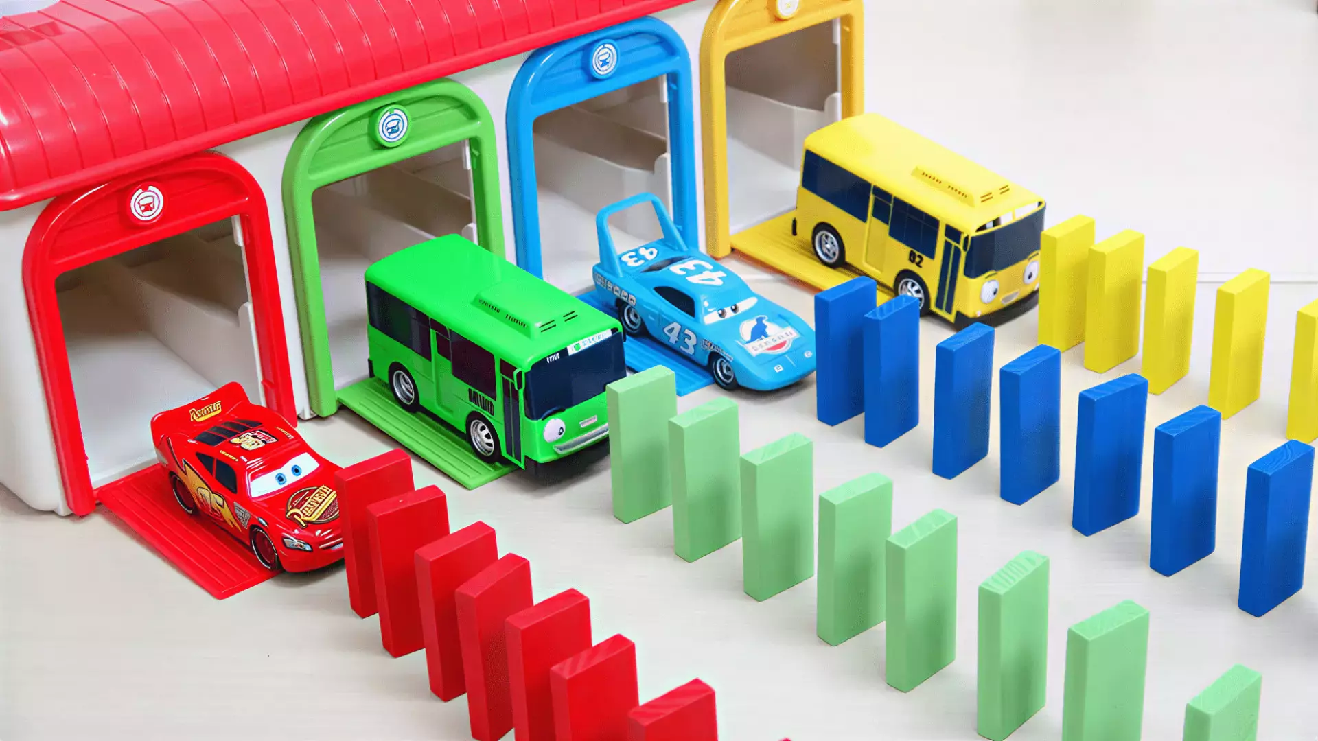 ماشین بازی کودکانه ، اسباب بازیهای ماشین های رنگی مک کوئین و گاراژ رنگی