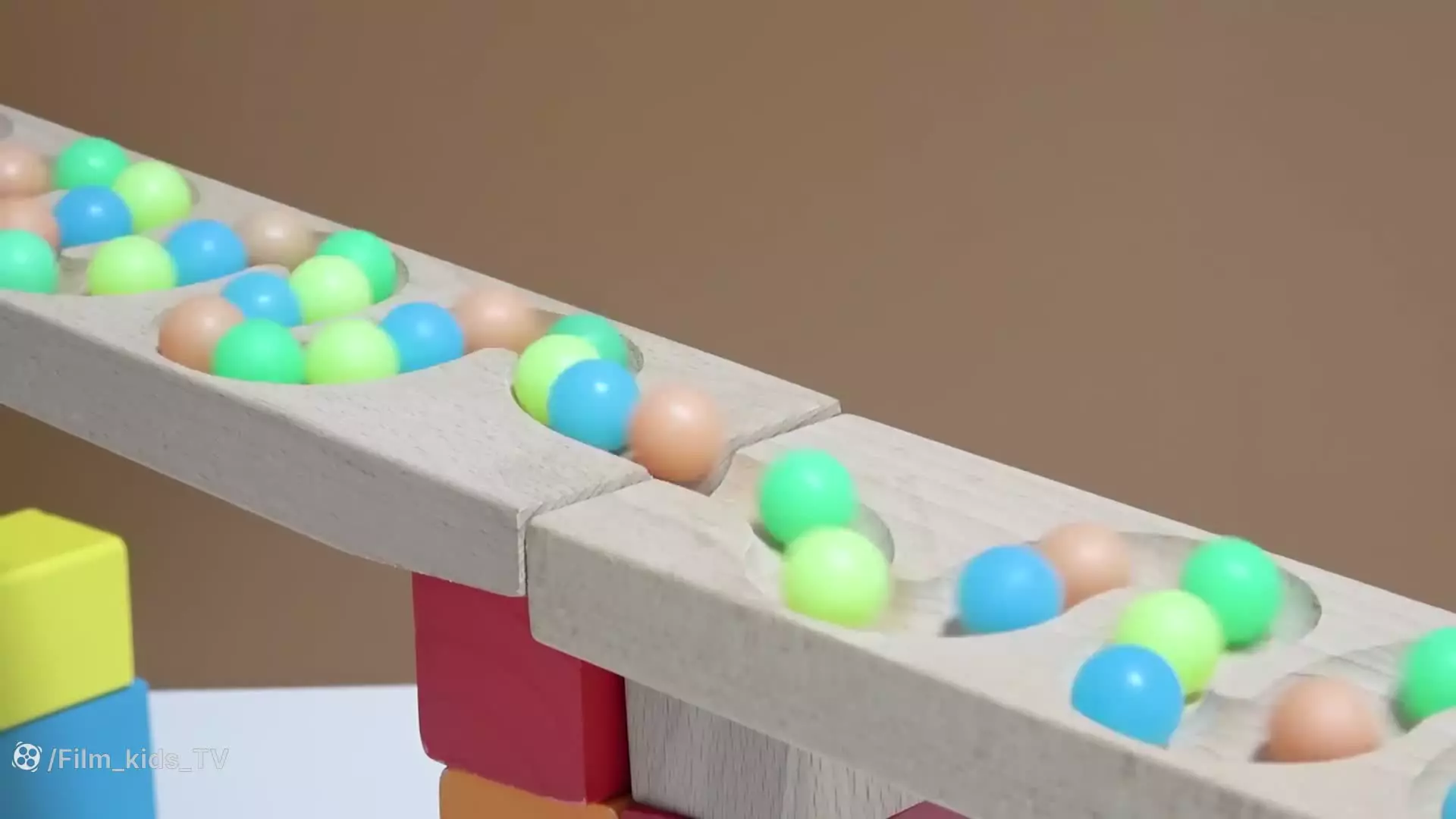 ماشین بازی تیله های رنگی ،ماشین اسباب بازی ، ماشین بازی تیله ی رنگی