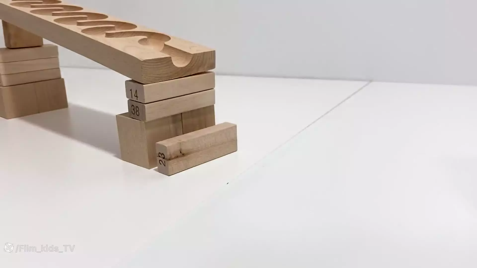 ماشین بازی کودکانه , بازی با تیله های رنگی , کامیون پراز تیله ,بلور های رنگی