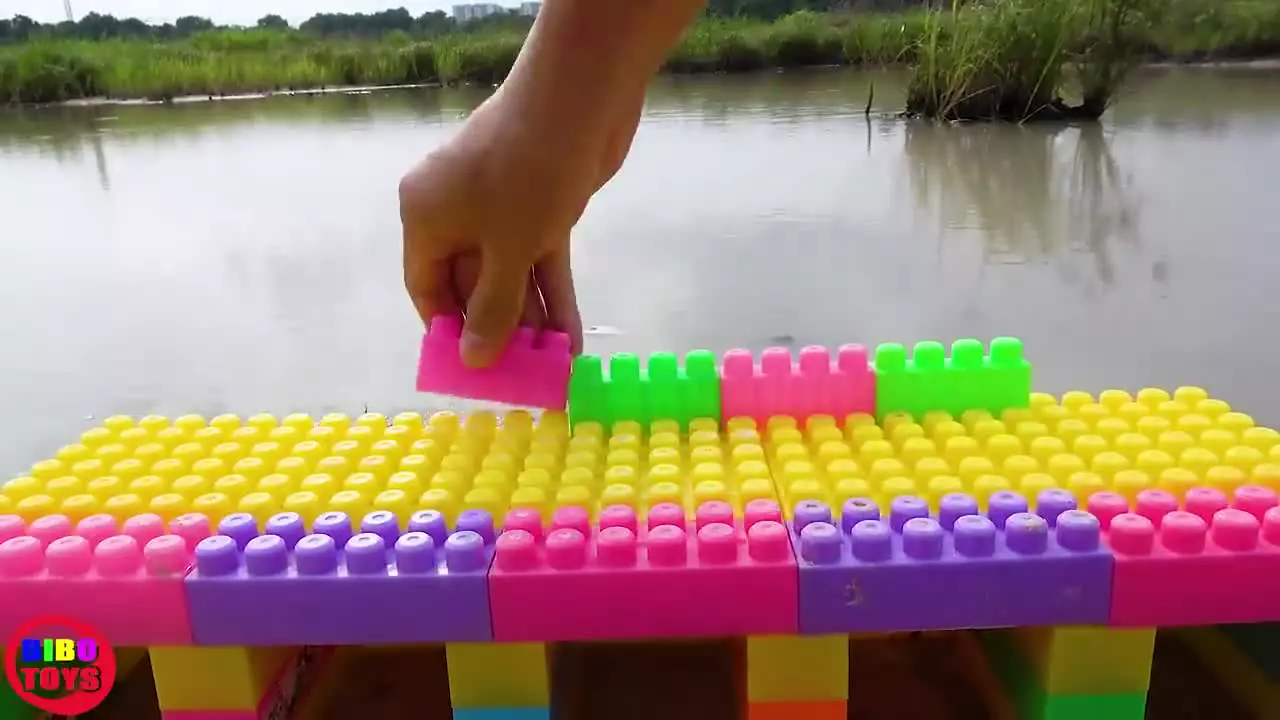 ماشین اسباب بازی - ساخت پارکینگ برای ماشین ها با اسباب بازی های رنگی رنگی