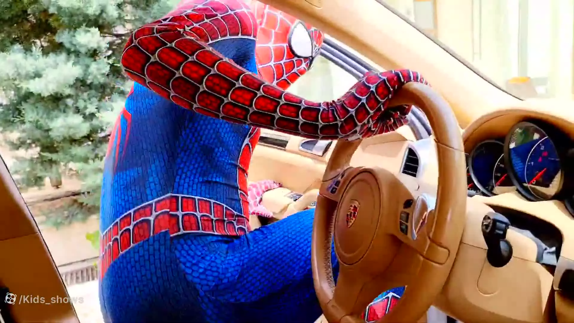 مرد عنکبوتی در پارک؛ برنامه کودک طولانی