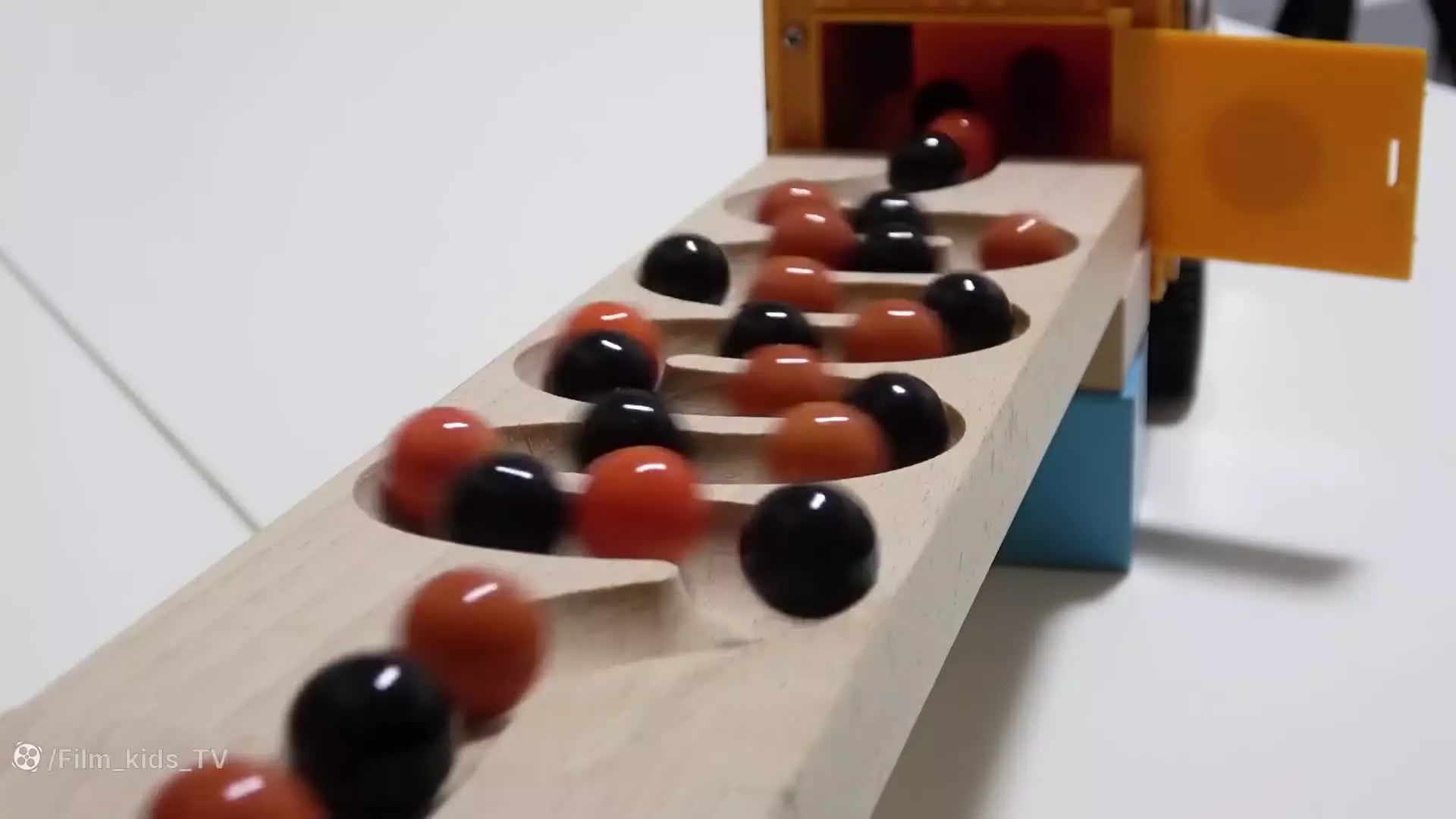 ماشین اسباب بازی پسرانه , ماشین بازی با تیله های رنگی , ماشین بازی تیله ی رنگی