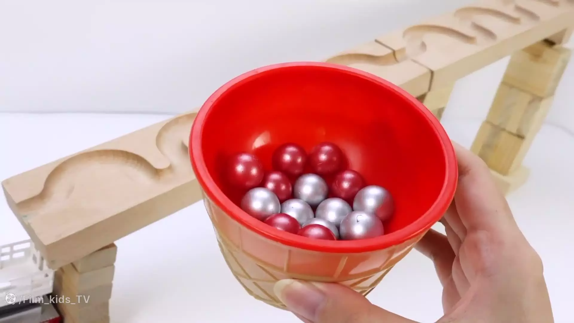 ماشین بازی با تیله ی رنگی ، ماشین بازی رنگی ، ماشین اسباب بازی