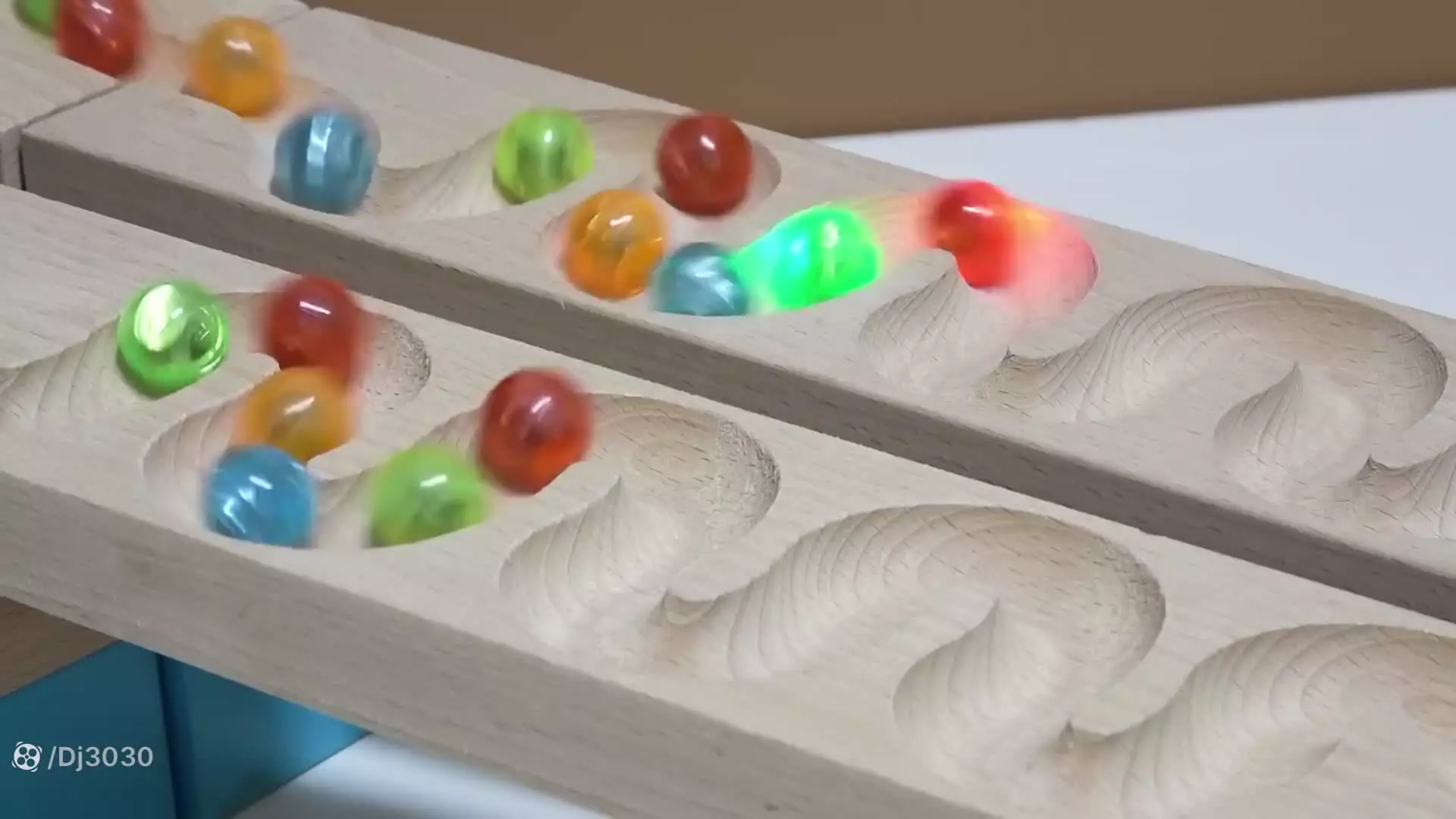 ماشین بازی با تیله های رنگی ، ماشین اسباب بازی ، ماشین بازی تیله های رنگی