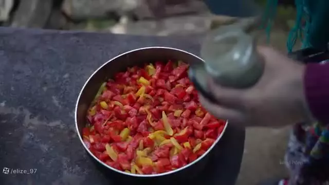 آشپری درطبیعت: طرز تهیه قیمه و برنج و پخت نان تازه زندگی روستای