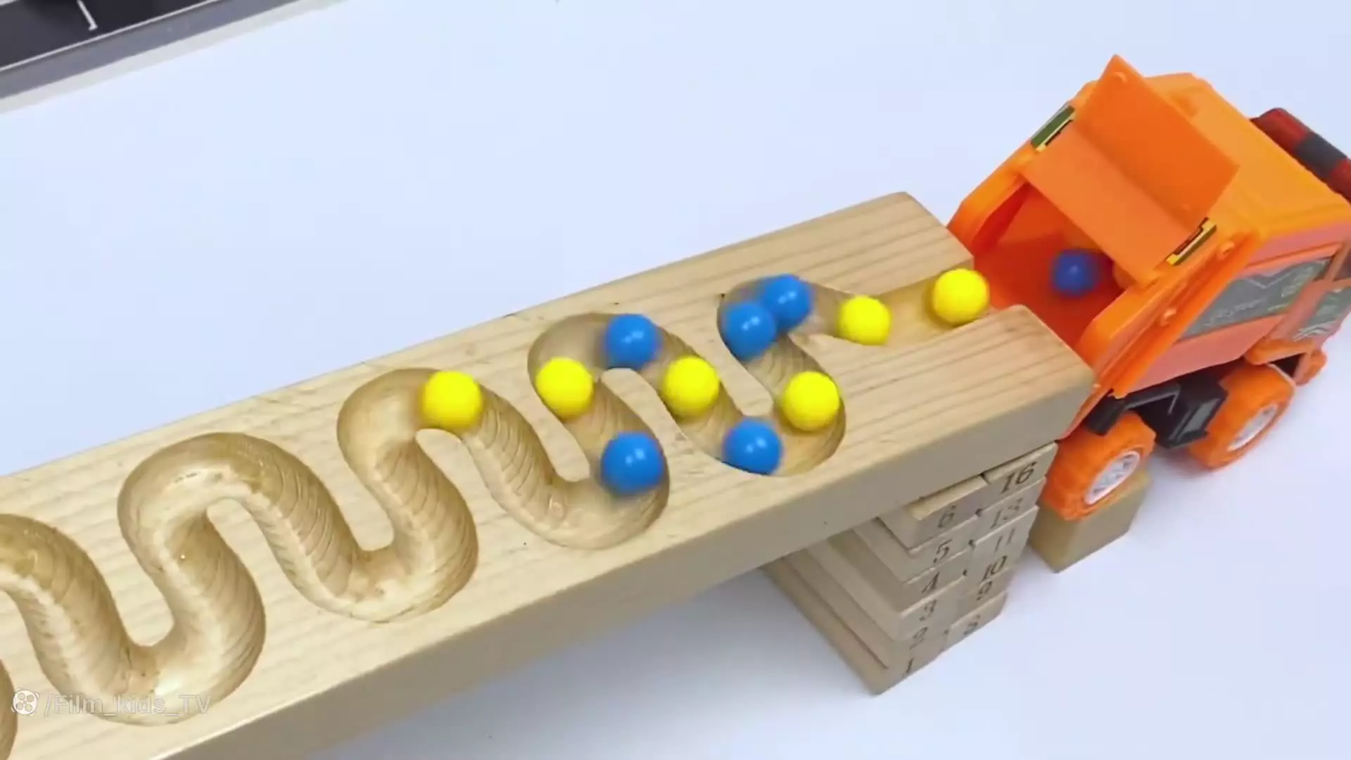 ماشین بازی رنگی تیله ی ؛ماشین بازی تیله های رنگی ؛ماشین اسباب بازی