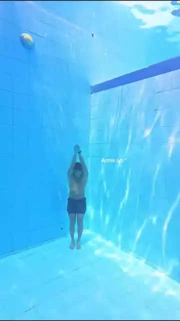 روش صحیح شنا کردن در استخر عمیق