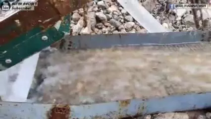 طلا استخراج کردن در کنار رودخانه