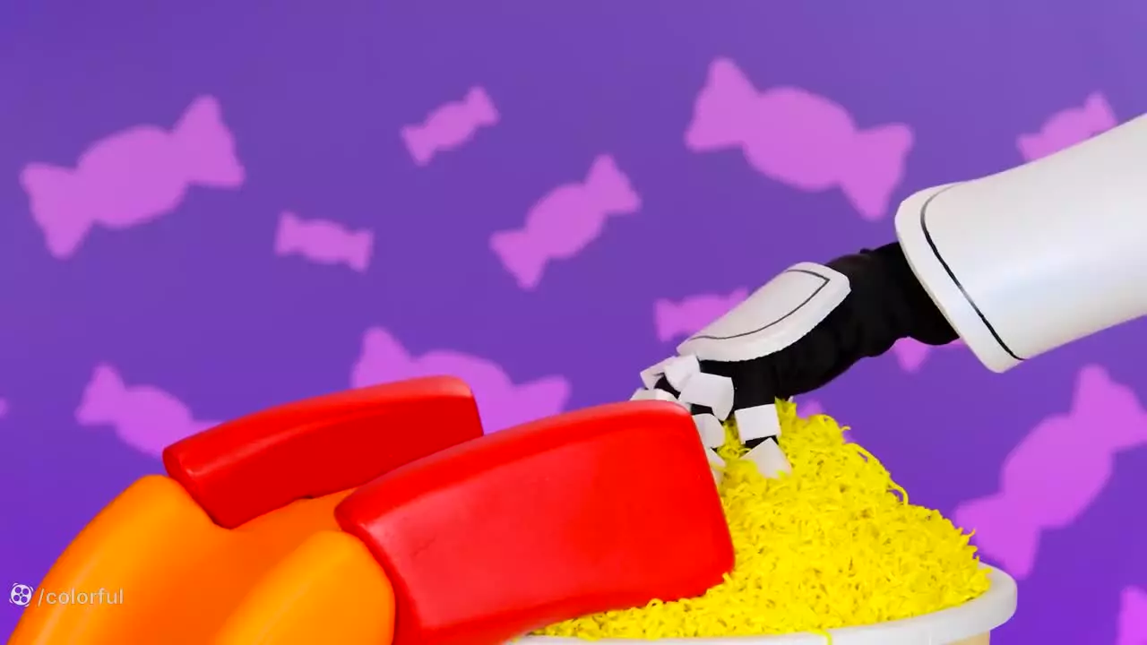 چالش غذاخوری طولانی؛ خوراکی های قلبی در سه سایز خنده دار