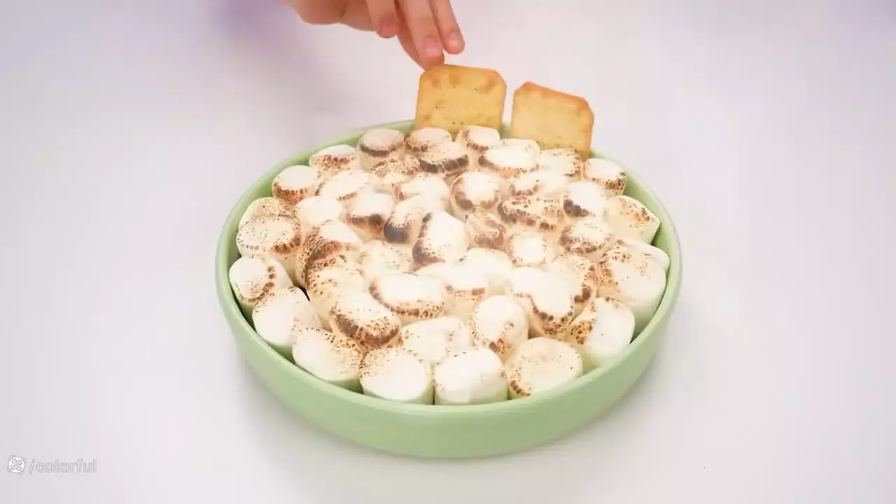 چالش غذای سالم و ناسالم؛ کیک های قلبی مشکی و صورتی