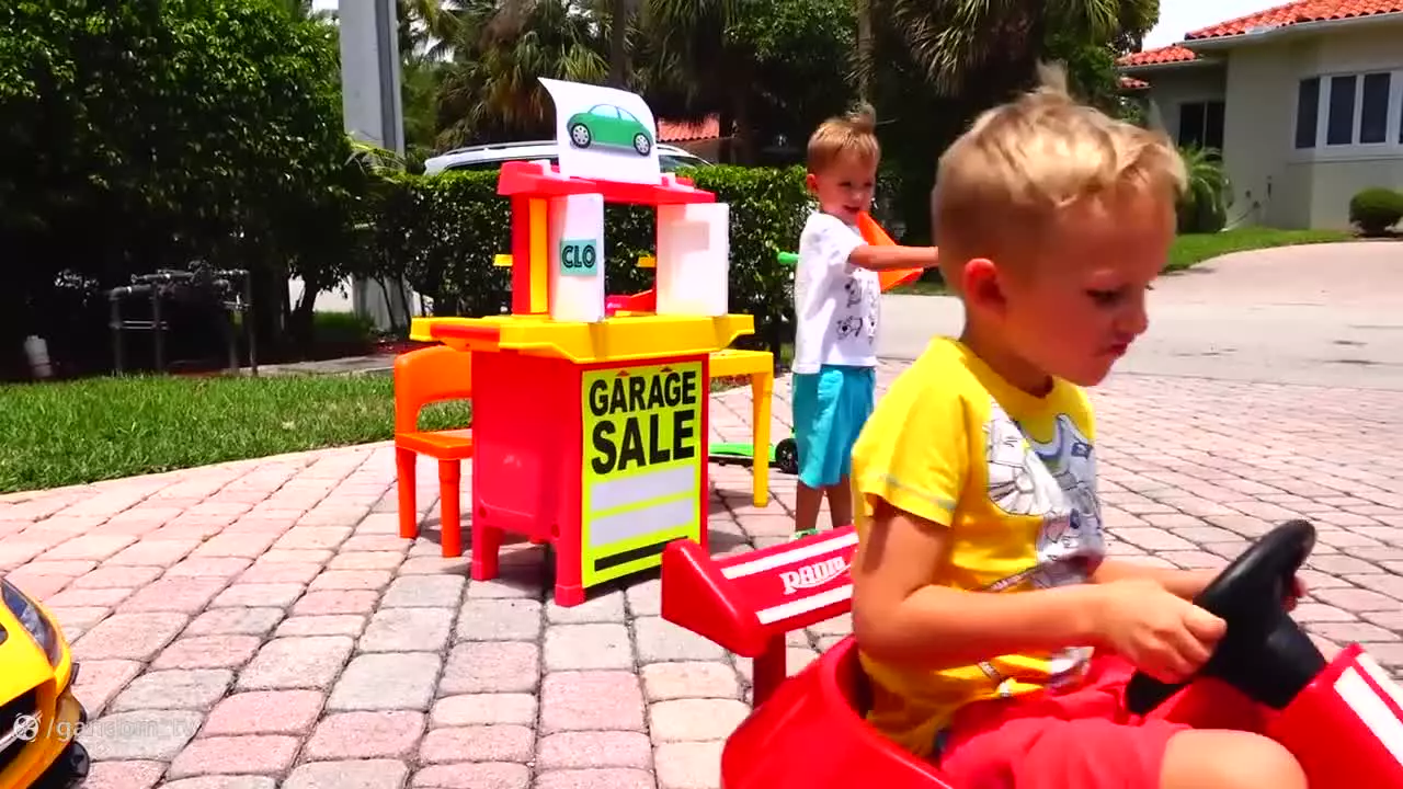 ولاد و نیکی : کارتون کودک : ولاد و نیکیتا با ماشین های اسباب بازی بازی می کنند