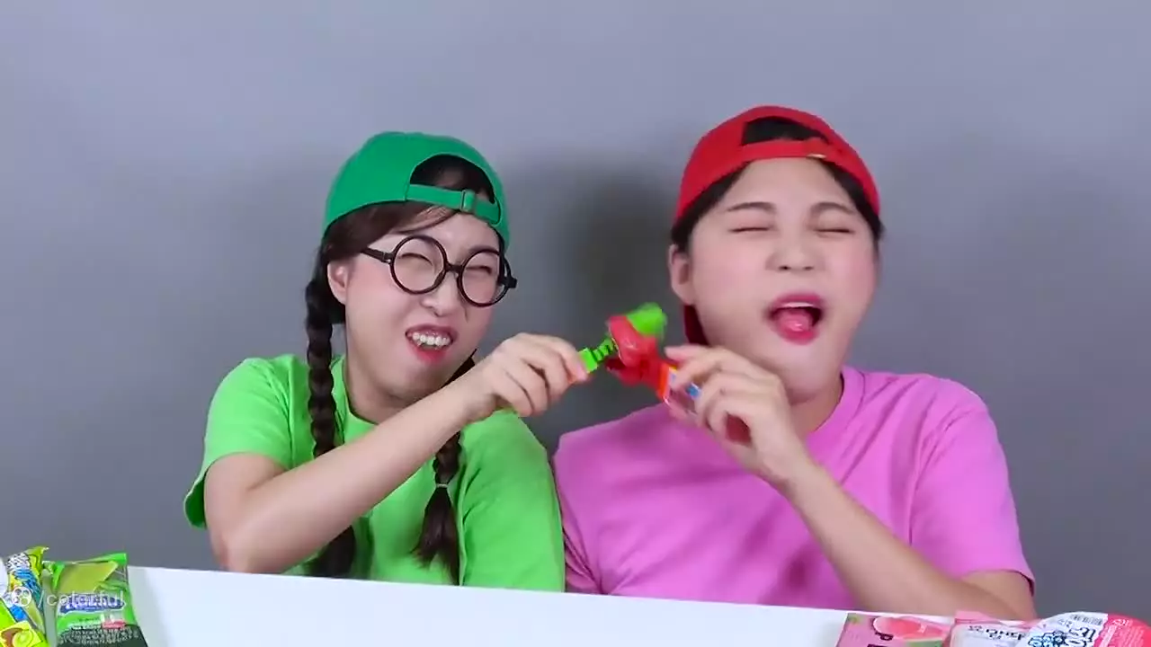 چالش غذایی دونا خوردن خوراکی های عجیب سبز و قرمز جدید