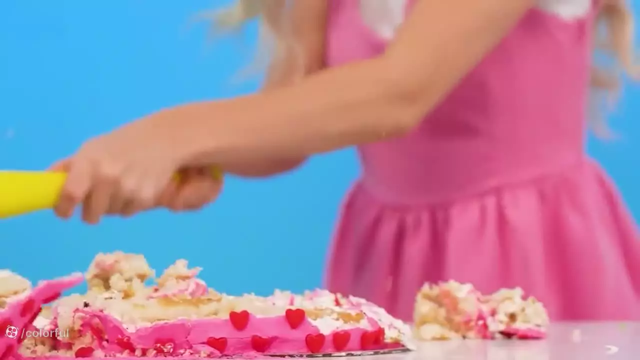 چالش خوردن رنگین‌کمان خوراکی ونزدی در زندان ترسناک