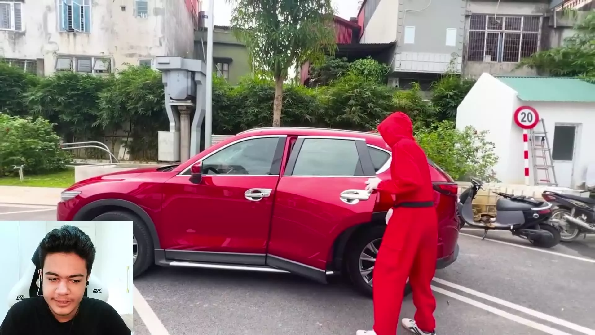 اسپایدرمن در چالش اسباب‌بازی‌ها؛ ویدیو خنده‌دار