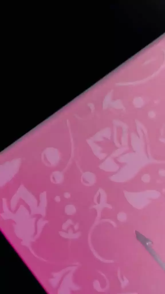 معرفی عطر یارا کندی سرخابی لطافه | رایحه‌ای شیرین و ماندگار