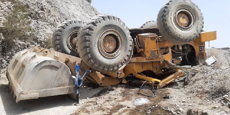 لحظه سقوط یک لودر به داخل دره هنگام پاکسازی جاده برفی در نور مازندران! ۲۳ بهمن ۱۴۰۳