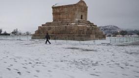 آرامگاه کوروش کبیر به خاطر بارش برف سفید پوش شد! ۱۴ بهمن ۱۴۰۳