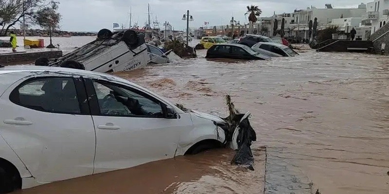 سیل عظیم ناشی از بارش شدید باران در یونان، خودروها را با خود برد! ۱۲ فروردین ۱۴۰۴