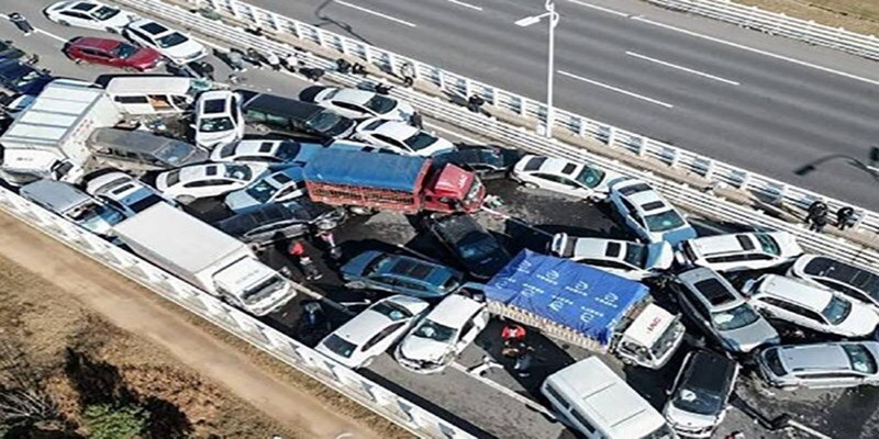تصادف هولناک زنجیره‌ای به دلیل گرد و خاک و کاهش دید در جاده! ۲۴ فروردین ۱۴۰۴