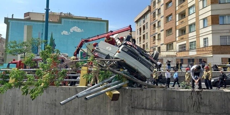 واژگونی مرگبار خاور حامل کپسولهای گاز مایع! ۲۵ فروردین ۱۴۰۴