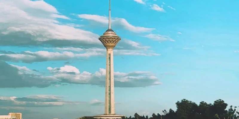 صف طولانی مردم در برج میلاد برای تماشای قسمت آخر سریال «پایتخت»! ۲۸ فروردین ۱۴۰۴