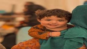 لبخند شیرین این دختربچه در بحبوحه اخراج اجباری پربازدید شد! ۶ اردیبهشت ۱۴۰۴
