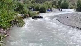 اقدام خطرناک راننده پاترول و گیر افتادن وسط رودخانه کرج | 9 خرداد 1404