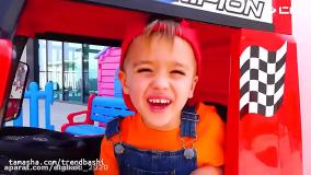 برنامه کودک ولاد و نیکیتا | ولاد و نیکی با ماشین های اسباب بازی بازی می کنند!