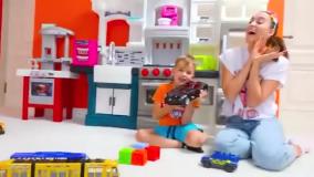 برنامه کودک ولاد و نیکیتا | ولاد و نیکی در پلاستیکی سرگرم می شوند!