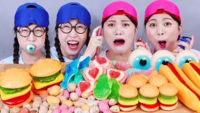 چالش غذای خنده دار چالش غذاخوری با چشمبند | چالش خوراکی دونفره بانوان سرگرمی