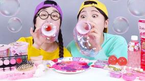 چالش غذای خنده دار چالش خوراکی های صورتی | چالش خوراکی دونفره بانوان سرگرمی