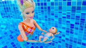 عروسک های دخترانه -  فیلم عروسک باربی -  شنا کردن - برنامه کودک عروسک
