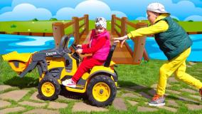 ماشین بازی کودکانه - بازی بچه ها با ماشین اسباب بازی تراکتور و کامیون کودک
