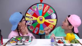 چالش غذای خنده دار چالش غذا با گردونه شانس | چالش خوراکی دو نفره بانوان سرگرمی