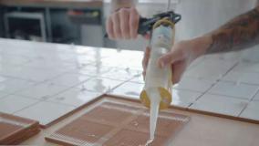 راه‌ حل حرفه‌ ای برای نصب بی ‌نقص کاشی و سرامیک با چسب مخصوص