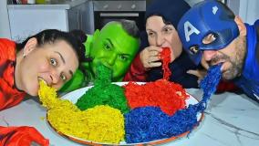 چالش نودل خوردن ابر قهرمانان ، مرد عنکبوتی و هالک در زندگی واقعی