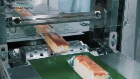 دستگاه بسته بندی کیک تخته ای؛ راهکار بهینه برای بسته بندی حرفه‌ای کیک‌های صنعتی