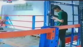 لحظه هولناک سقوط کارگر به‌خاطر موبایل؛ دوربین‌ها ثبت کردند | 2 مرداد 1404