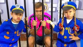 دایانا و روما حرفه های مختلفی را در موزه کودکان بازی می کنند _ روما و دیانا