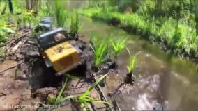 ماشین کنترلی آفرود در مقابل جوب آب