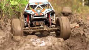 مسابقه در گل و لای با ماشین کنترلی آفرود