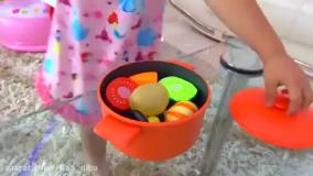 ماجراهای دیانا و روما | روما و دیانا با اسباب بازی های آشپزی بازی می کنند