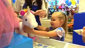 روما و دیانا در فروشگاه اسباب بازی خرید می کنند