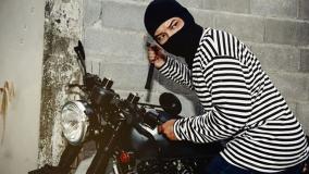 فیلم سرقت موتورسیکلت در ۵ ثانیه! دزدی که مثل باد ناپدید شد | 5 مرداد 1404