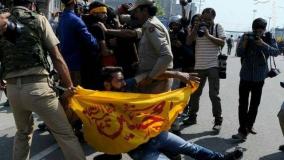 عزاداری پرحاشیه در هند؛ برخورد پلیس با عزاداران حسینی | 16 تیر 1404