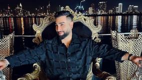 حسین تهی در حال توزیع نذری در روز عاشورا