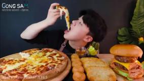 چالش غذا خوری (همبرگر پیتزا توپ های پنیری خیار شور)
