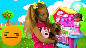 اسباب بازی ها و خانواده مهربان - بازی ساشا و مکس با گربه بامزه و سگ مهربون