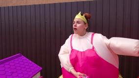 اسباب بازی ها و خانواده مهربان - تعمیر خانه رنگین کمانی با ساشا و مکس