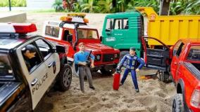 ماشین پلیس به کامیون کمک می کند | کارتون ماشین بازی